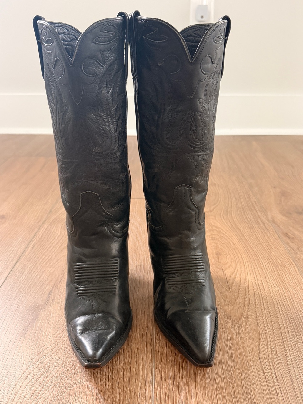 Classic Black Western Snip Toe Heeled Cowboy Boots